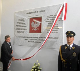 Prezydent Bronisław Komorowski odsłania w Sejmie tablicę upamiętniającą posłów i senatorów, którzy zginęli 10 kwietnia 2010 r.
