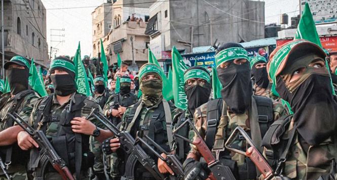 Bojownicy Hamasu podczas pokazu wojskowego w mieście Gaza, 20 lipca 2017 r.