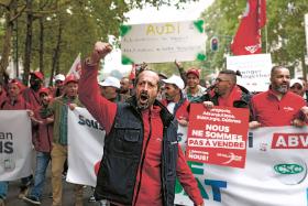 Demonstracja przeciwko zamknięciu fabryki Audi w Brukseli.