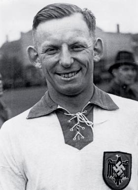 Ernst Wilimowski w stroju niemieckiej reprezentacji.