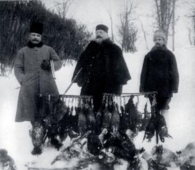Dominik Starzeński, senior, z panem Bednarowskim i nieodłącznym strzelcem Wasylem podczas polowania w Łaskach na Wołyniu