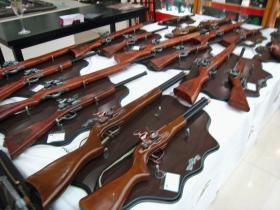 Plan Obamy nie przewiduje powszechności sprawdzania kupujących broń, zakazu pistoletów z dużymi magazynkami