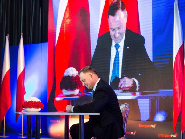 Prezydent RP Andrzej Duda podpisuje ustawę o dodatkowym rocznym świadczeniu dla emerytów i rencistów, Żyrardów, 2 lutego 2020 r.