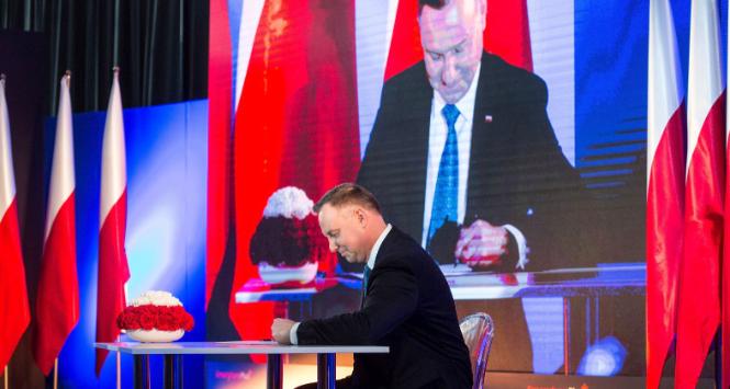 Prezydent RP Andrzej Duda podpisuje ustawę o dodatkowym rocznym świadczeniu dla emerytów i rencistów, Żyrardów, 2 lutego 2020 r.