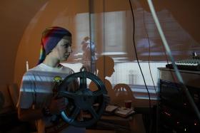 Ewelina, na co dzień barystka, przy projektorze. Stacja Falenica to miejsce multimedialne.