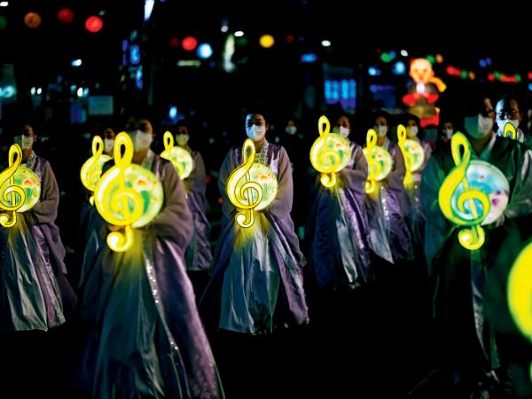 Koreańscy wierni zapalają lampiony z okazji urodzin Buddy.
