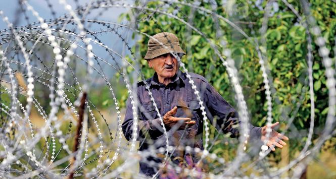 Dawit Waniszwili. Od kiedy Rosjanie odgrodzili go drutami od dawnych gruzińskich sąsiadów, żyje w swoim domu po osetyjskiej stronie jak w więzieniu.