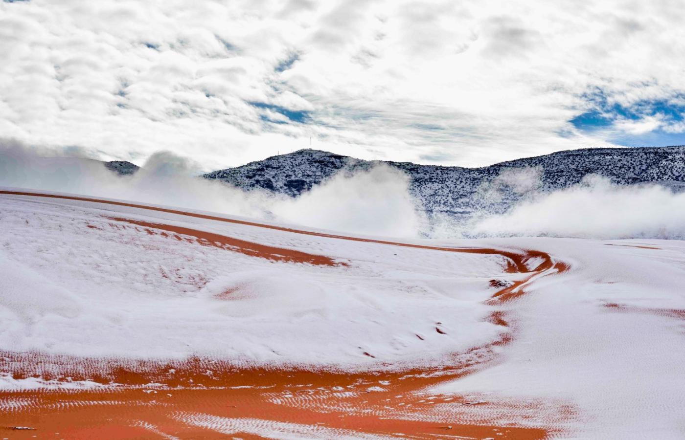 Spadło sporo śniegu, około 40 cm, więc biały puch pokrywał pomarańczowe wydmy pustyni aż do godzin popołudniowych.