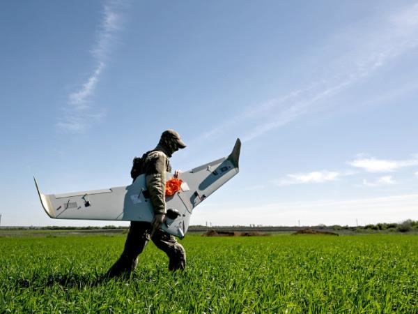 Ukraiński żołnierz z dronem zwiadowczym w obowodzie donieckim, maj 2025 r.