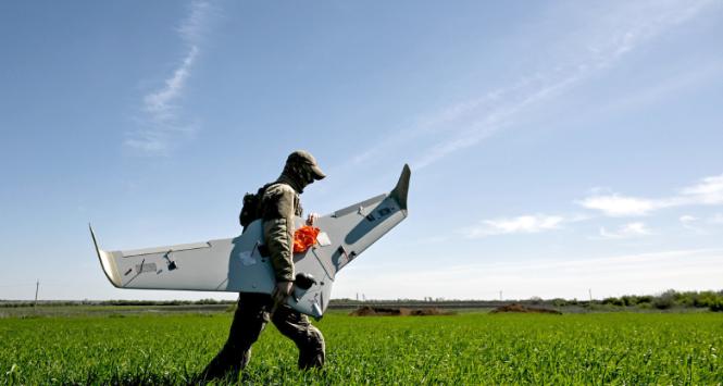 Ukraiński żołnierz z dronem zwiadowczym. Obwód doniecki, maj 2025 r.
