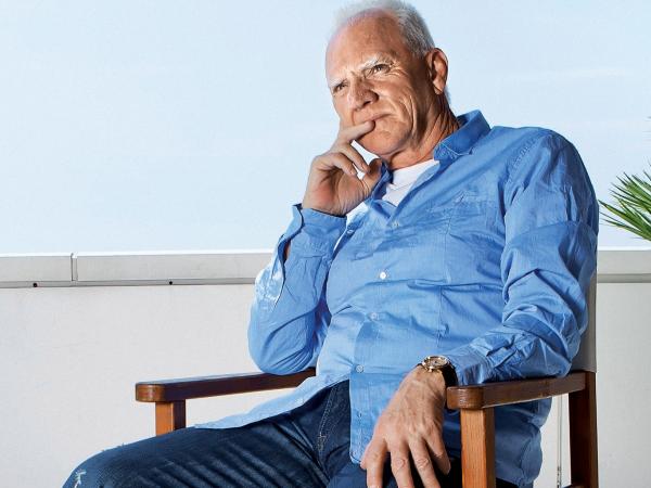 Malcolm McDowell (ur. w 1943 r.) – światowej sławy aktor, który zasłynął z kontrowersyjnych ról m.in. w trylogii Lindsaya Andersona „Jeżeli...”.