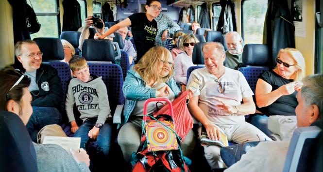 Spektakl Julii Raab, występującej jako kukła Grubaska, w pociągu do Europejskiej Stolicy Kultury