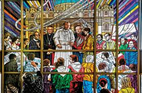 Witraż z ojcem Rydzykiem