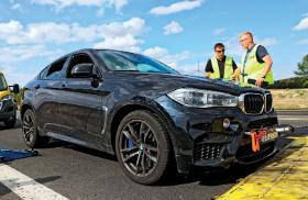 BMW Kamila Durczoka po spowodowaniu przez niego kolizji na autostradzie A1 pod Piotrkowem Trybunalskim.