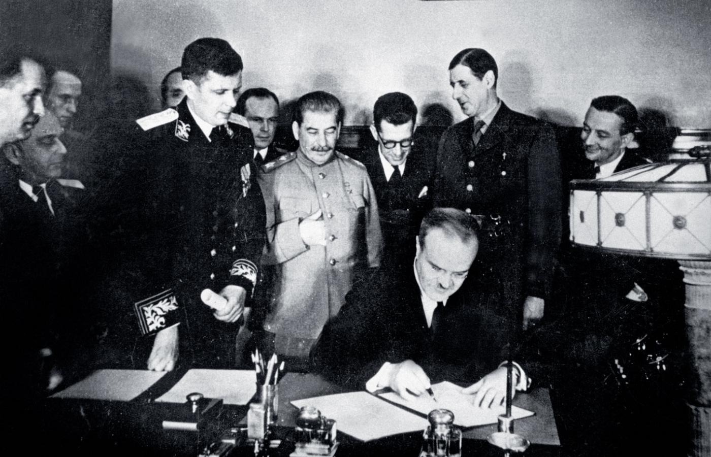 Przywódca Wolnej Francji i szef rządu tymczasowego gen. Charles de Gaulle (drugi od prawej) podczas podpisania paktu francusko-sowieckiego, Moskwa, 10 grudnia 1944 r.