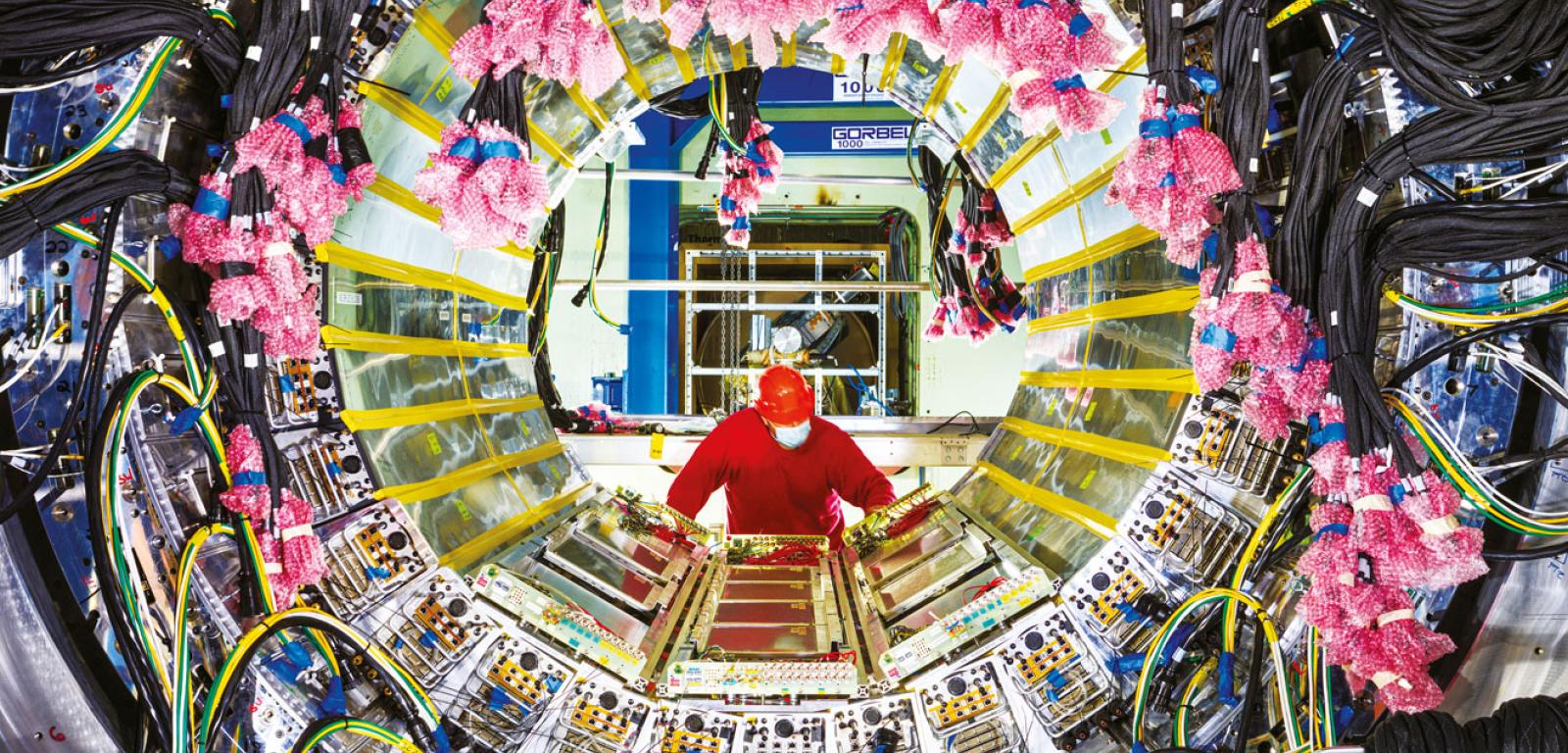 Technik instaluje przewody w nowym detektorze sPHENIX w Zderzaczu Relatywistycznych Ciężkich Jonów (Relativistic Heavy Ion Collider, RHIC) w Brookhaven National Laboratory na Long Island. W cylindrycznym wnętrzu sPHENIX-a będą się zderzać jądra atomowe, tworząc kropelki plazmy, która istniała na początku kosmosu.