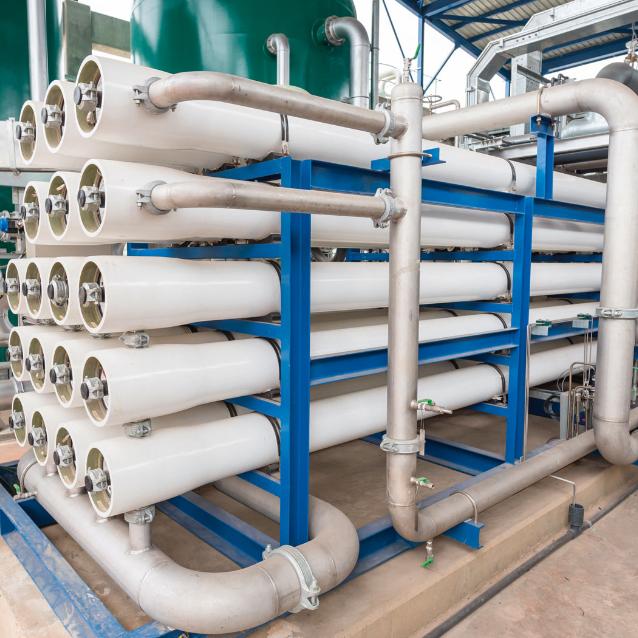 Fragment systemu ­odwróconej osmozy montowanego w elektrowni.