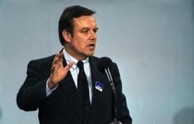 Pierwszym natowskim politykiem, który (w marcu 1993 r.) oficjalnie opowiedział się za przyjęciem nowych członków do Sojuszu, był ówczesny minister obrony RFN – Volker Rühe.