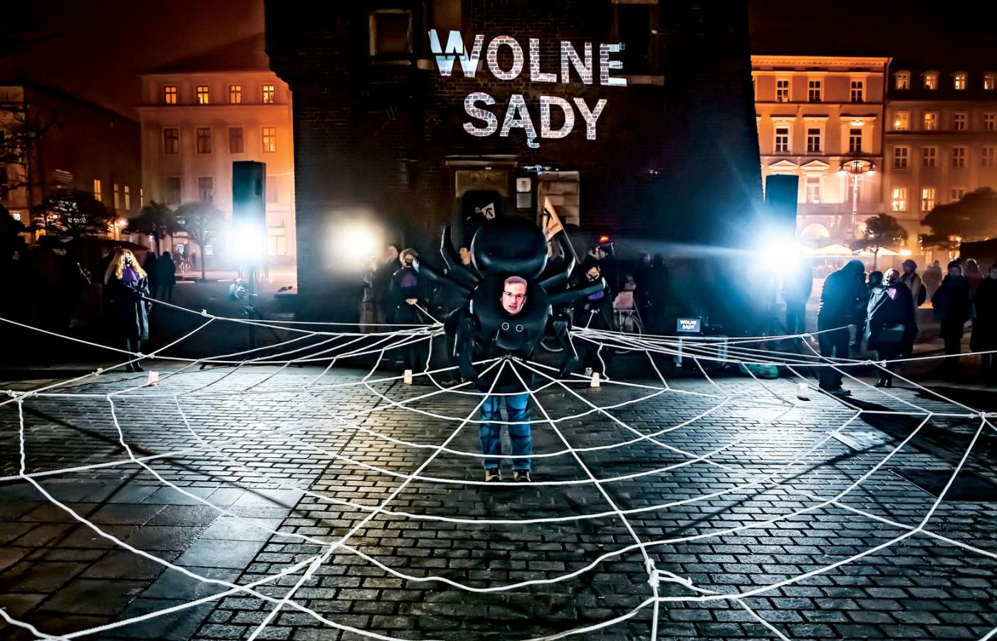 Kraków, happening „NIE dla pająka bezprawia!” zorganizowany przez KOD