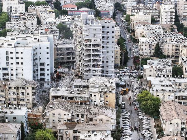 Budynek mieszkalny w izraelskim mieście Bat Yam trafiony przez pocisk wystrzelony z Iranu, 15 czerwca 2025 r. 