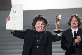 Olga Tokarczuk z nagrodą Nike, którą otrzymała w ubiegłym roku za powieść „Księgi Jakubowe”.