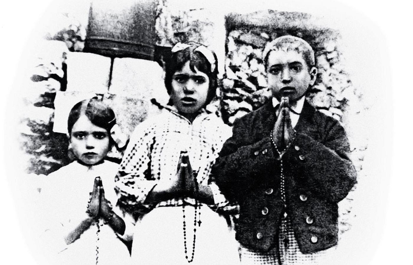 Bohaterowie objawień fatimskich: Lucia dos Santos (w środku) ze swoimi kuzynami Francisco Marto i jego młodszą siostrą Jacintą, lipiec 1917 r.