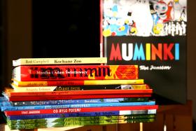 Koga, Gdynia, ul. Świętojańska 231. Dlaczego warto prowadzić księgarnię kameralną?Księgarnie niezależne elastycznie reagują na potrzeby klientów. Jest to miejsce, gdzie następuje żywa wymiana poglądów na  temat literatury, a efekty dyskusji, czyli polecane książki, mogą znaleźć się na półkach już następnego dnia. Asortyment takich miejsc różni się od tego, który można znaleźć w sieciówkach: jest tu więcej książek regionalnych czy małych, świetnych wydawnictw. Często to tylko w tych księgarniach mają szansę zaistnieć prawdziwe perełki wydawnicze. Klienci to bardzo cenią.2. Skąd pomysł na taką, a nie inną nazwę księgarni?Koga to dawny żaglowiec handlowy (najczęściej z jednym żaglem), pływający po wodach Morza Bałtyckiego od XII do XV wieku. Dla nas ta nazwa ma ponadto dużą wartość sentymentalną, bo wiąże się z czasami studenckimi i wspomnieniami z Domu Studenckiego Nr 8 Politechniki Gdańskiej, nazwanego Kogą właśnie! — Edyta Papież.