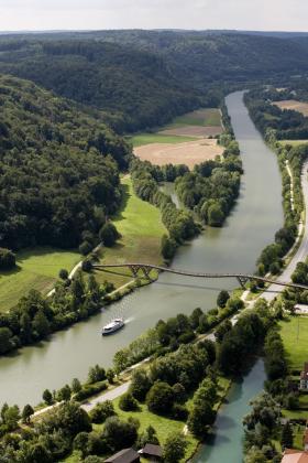 Szlak rowerowy wzdłuż Tauber i Altmühl. Na zdjęciu obszar chroniony krajobrazu Dolina Altmühl oraz najdłuższy drewniany most Europy „Tatzelwurm”. Szlak  łączy cztery atrakcyjne szlaki nadrzeczne we Frankonii biegnące nad Menem, Tauber, Altmühl i Dunajem. A po drodze wpisane na listę światowego dziedzictwa UNESCO rzymskie umocnienia graniczne Limes, romantyczna Frankonia i park krajobrazowy Frankenhöhe, Eichstätt ze słynną katedrą.