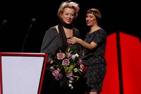 Aktorka Sandra Korzeniak (z lewej) – laureatka Paszportu POLITYKI w kategorii TEATR. Na zdjęciu w towarzystwie Anety Kyzioł, dziennikarki POLITYKI.
