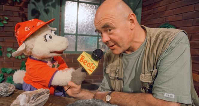 Stanisław Tym w polskiej odsłonie „Ulicy Sezamkowej”, 1996 r.