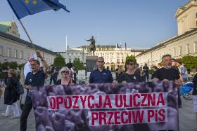 Opór polityczny, w obronie konstytucji, wspomagany jest coraz silniej przez protesty branżowe, związkowe, środowiskowe.