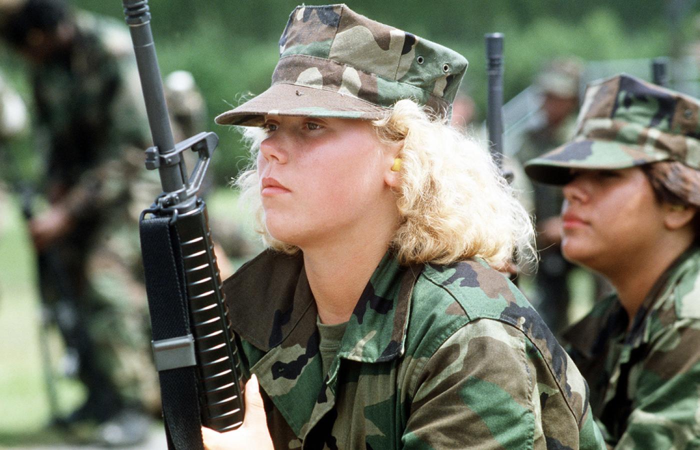 Spośród około 150 tys. kobiet w armii amerykańskiej prawie połowa służy obecnie w administracji i formacjach medycznych.