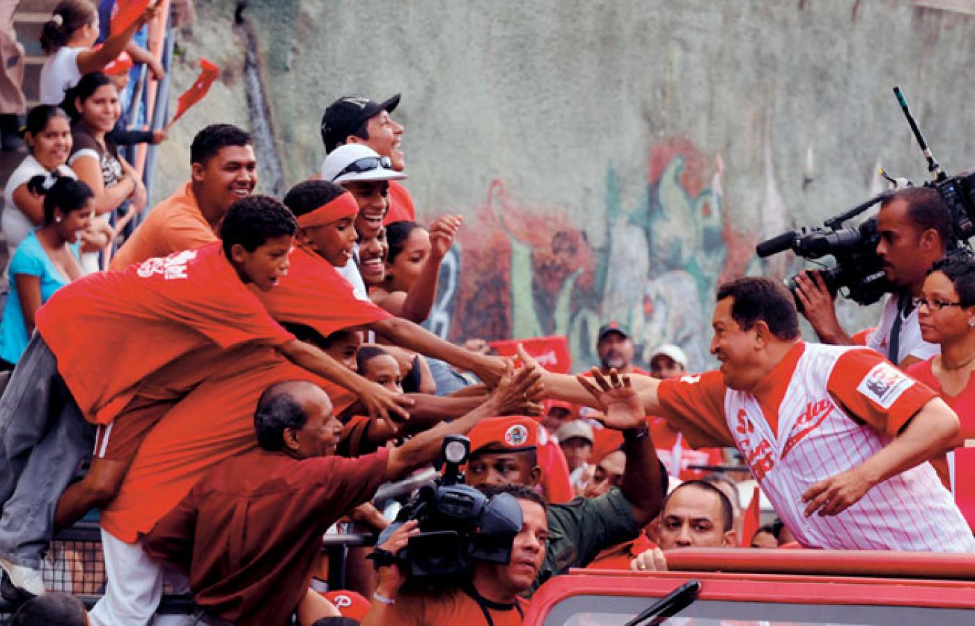 Hugo Chavez podczas wizyty w slumsach Caracas