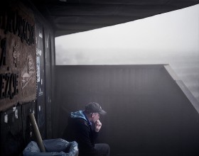 Przez większość czasu Śnieżka tonie w chmurach i mgle. Pracownicy obserwatorium zapewniają jednak, że brak wielodniowe braki słońca rekompensują sobie w te dni, kiedy ze Śnieżki widać całą Kotlinę Jeleniogórską.