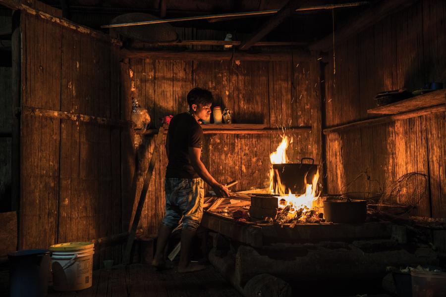 Członkowie społeczności tubylczych z rezerwatu Curare i okolicych terenów próbują godzić wysiłki na rzecz ochrony izolowanych sąsiadów z codziennymi czynnościami: podtrzymywaniem ognisk...