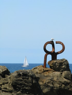 Peine del Viento jedna ze współczesnych rzeźb znajdujących się w San Sebastian. Żelazne instalacje umieszczone są w skałach wzdłuż plaży.