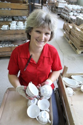 Elżbieta Lis, pracuje przy sortowaniu gotowych wyrobów.