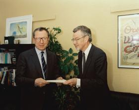Rok 1990. Nasz pierwszy człowiek w Unii, a właściwie w Komisji Wspólnot Europejskich, Jan Kułakowski objął funkcję ambasadora Polski. W tym samym roku złożyliśmy wniosek o rozpoczęciu negocjacji umowy stowarzyszeniowej.