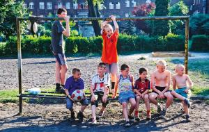 Trzepak, podwórko, ławeczka pod blokiem – strategiczne miejsca, w których dorastało całe pokolenie milenialsów.