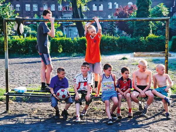 Trzepak, podwórko, ławeczka pod blokiem – strategiczne miejsca, w których dorastało całe pokolenie milenialsów.