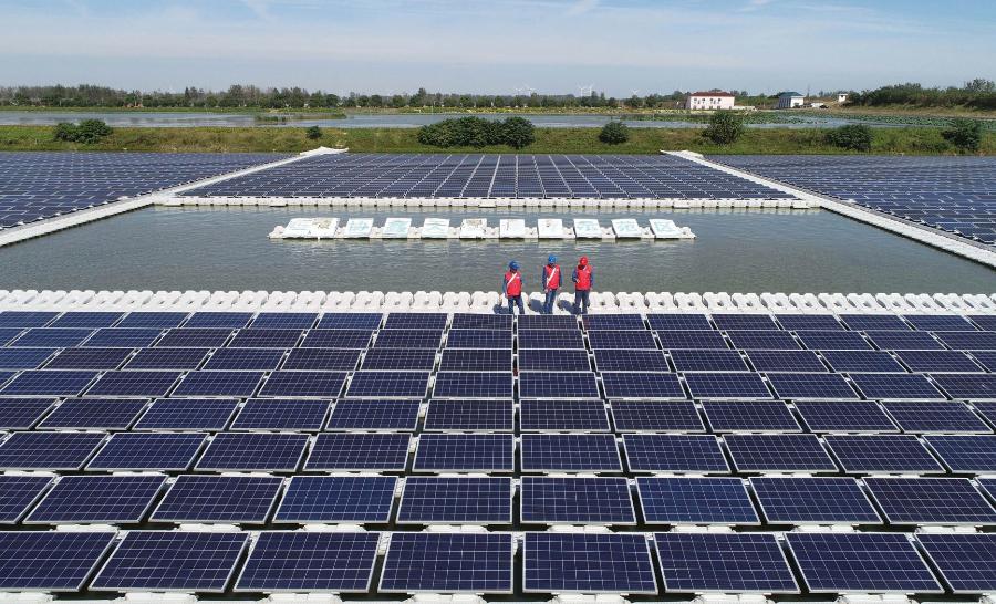 Pływająca elektrownia słoneczna w pobliżu miasta Tianchang w  Chinach.