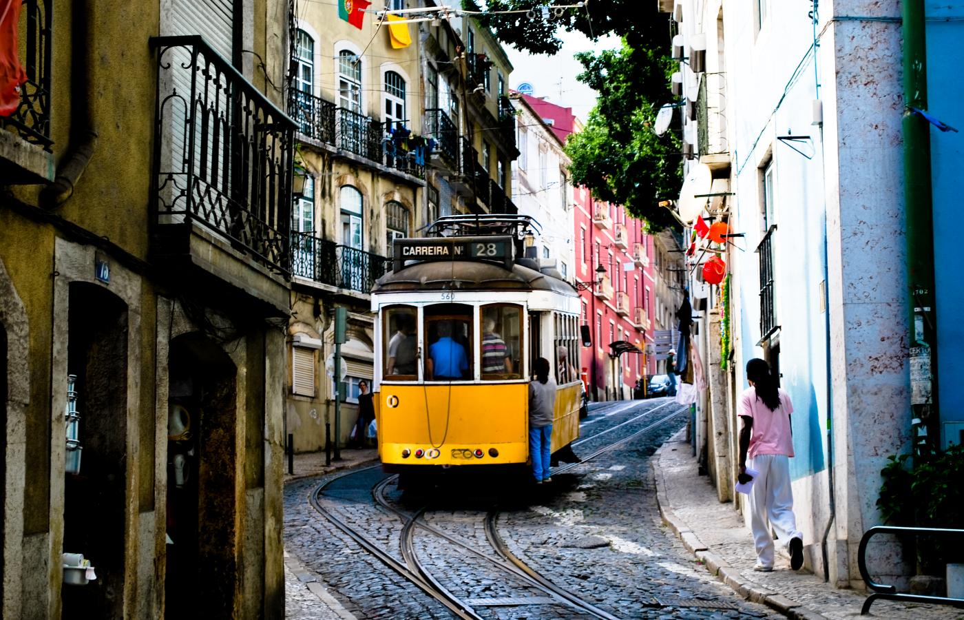 Słynnymi zabytkowymi tramwajami w Lizbonie jeżdżą tylko turyści.