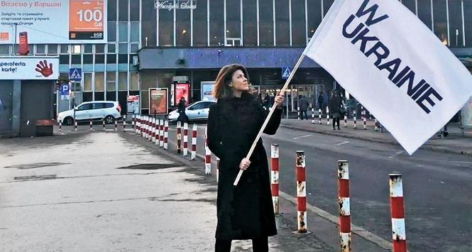 Fotografka Julia Kriwicz protestuje przeciw używaniu „kolonialnego” przyimka „na” w odniesieniu do ukraińskiego państwa.