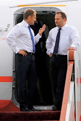 Donald Tusk i Tomasz Arabski na stopniach rządowego tupolewa