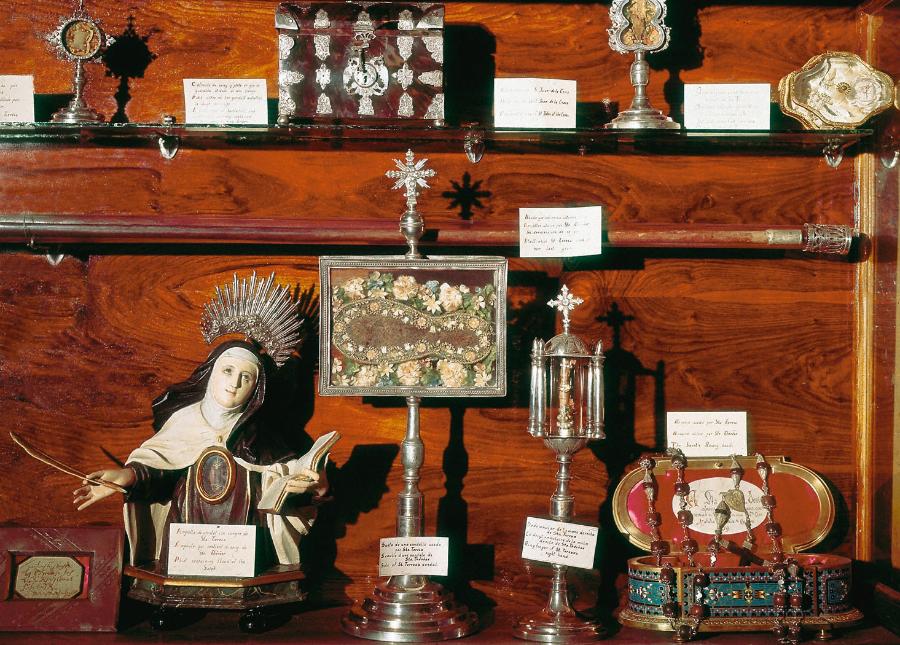 W klasztorze Świętej Teresy (Hiszpania, Ávila) znajduje się szafa z relikwiami należącymi do świętej.