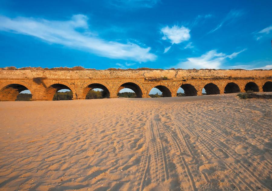 Starożytne miasto Cezarea Nadmorska zaopatrywane było w wodę dzięki akweduktom biegnącym z odległych źródeł.