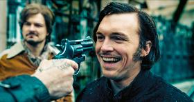 Tomasz Włosok jako Nikoś w filmie „Jak pokochałam gangstera”.