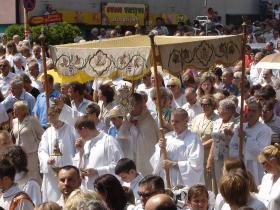 Polacy chętnie chodzą na procesje, cenią sobie barokową wystawność zdarzeń kościelnych, masowo pielgrzymują po kraju i świecie.