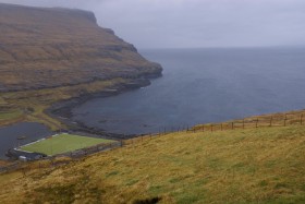 Jeden z piłkarzy farerskiej reprezentacji: „Proponuję wizytę w Eidi. Na końcu osady jest kameralny stadion. Nasza federacja zakazała tam grać, bo wiecznie wieje i pryskają fale”.