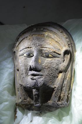 Odnaleziona w Sakkarze maska kapłana bogini Mut to wyjątkowe znalezisko. Znane są jedynie dwie inne podobne maski z grobowców prywatnych (ostatnia odnaleziona w 1939 r.). All rights reserved by University of Tübingen.